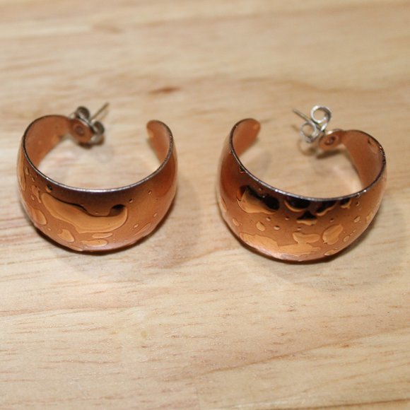 Rose colored small bangle earrings - Picture 3 of 6